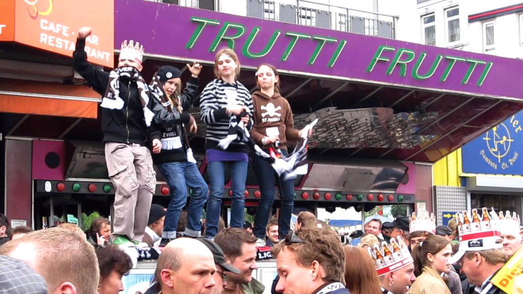 St. Pauli fans kids, celebration, Reeperbahn, Tutii Frutti