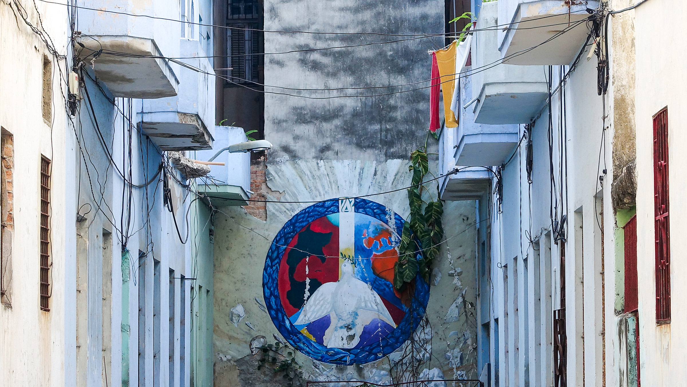 street art, peace dove, world map, balconies, Cuba, Havana, Paz - Peace - Frieden - Shalom - Salam