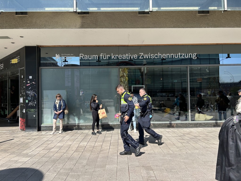 police at Karstadt building